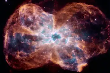Nuvens de gás e detritos cercam uma estrela moribunda.