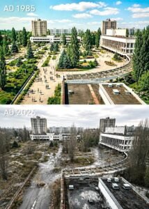 Comparação de antes e depois da praça central de Pripyat. Em 1985, a praça é vibrante, com céu azul, árvores verdes bem cuidadas e muitas pessoas caminhando. Em 2026, a mesma praça aparece em ruínas, com vegetação invasora tomando conta de tudo, árvores secas, concreto desgastado e edifícios vazios e degradados.