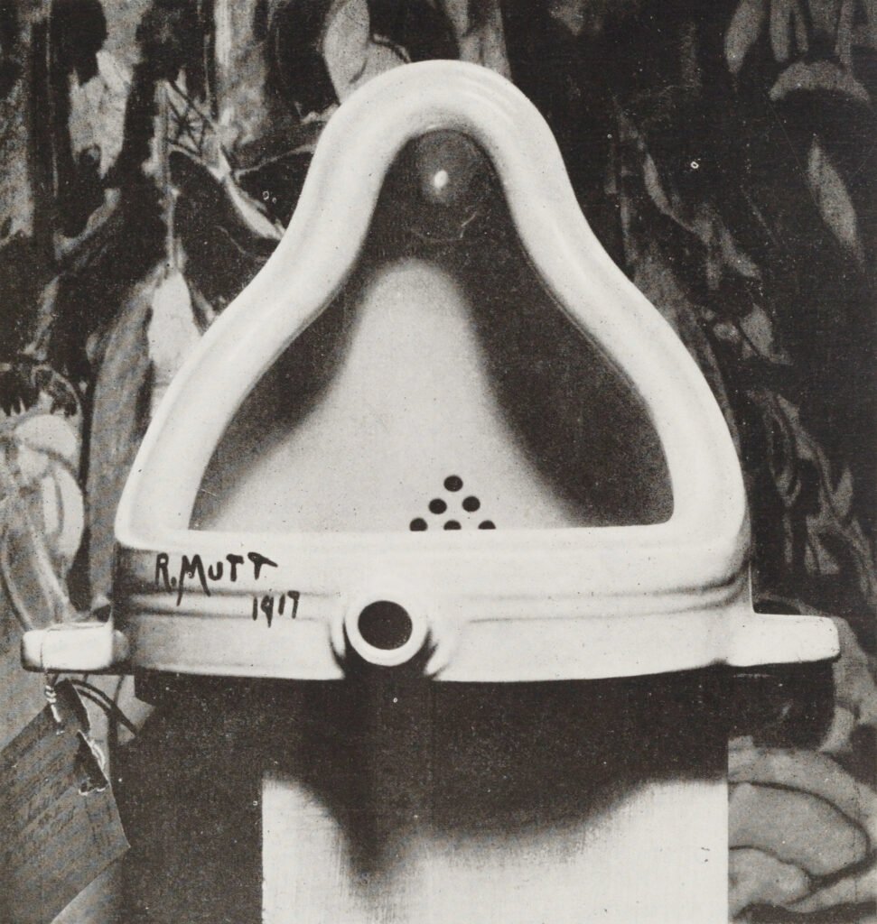 Alt text Urinol de porcelana apresentado como obra de arte por Marcel Duchamp, com o título A Fonte.